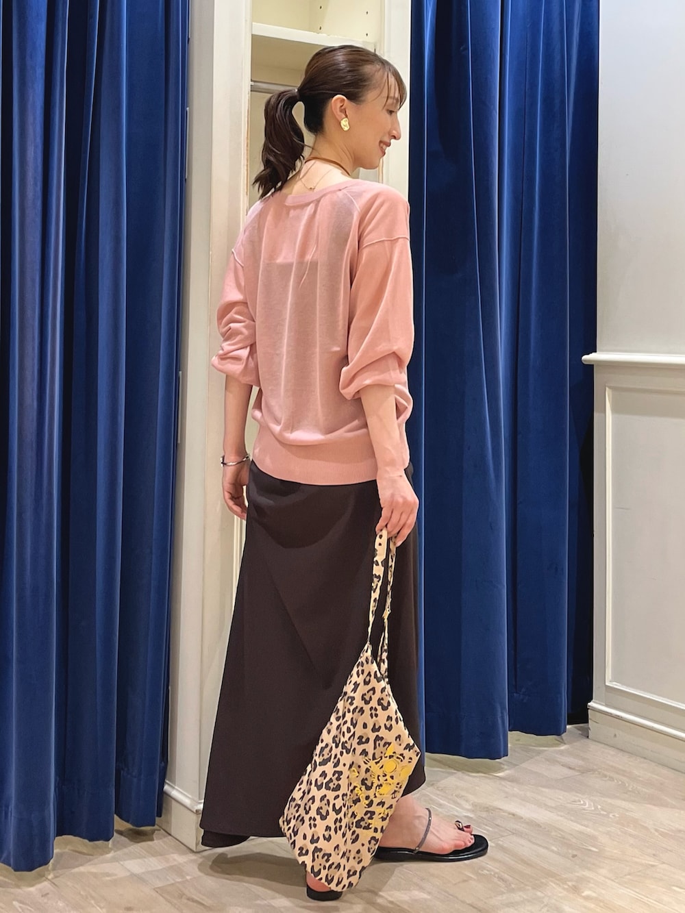 「シアートップス、きれいめカジュアル、夏コーデ、サンダル、秋服準備はじめました、ブラウン、ブラウンコーデ、カーディガン、カーディガンコーデ、ノーリーズ、シアーニット、ロングスカート、スカートスタイル、スカート、ピンク」|「NOLLEY’Sのニュアンスプレートイヤリング(イヤリング、ゴールド系)」を使った、nol ikeoさん(骨格ウェーブ・レディース・160cm)の夏コーディネートの10枚目の写真