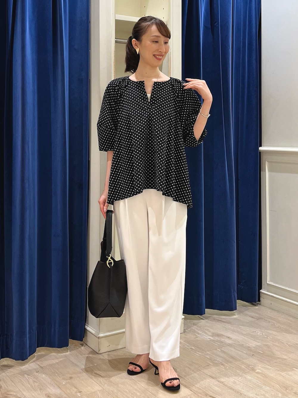 「ワイドパンツ、きれいめカジュアル、モノトーン、春夏コーデ、パンツコーデ、ドット、ドット柄、イージーパンツ、モノトーンコーデ、ノーリーズ、大人カジュアル、ブラウス、パフスリーブ、コインネックレス、大人コーデ」|「NOLLEY’Sの【grace grace/グラスグラス】ハート ピアス(ピアス(両耳用)、ゴールド系)」を使った、nol ikeoさん(骨格ウェーブ・レディース・160cm)の春コーディネートの10枚目の写真