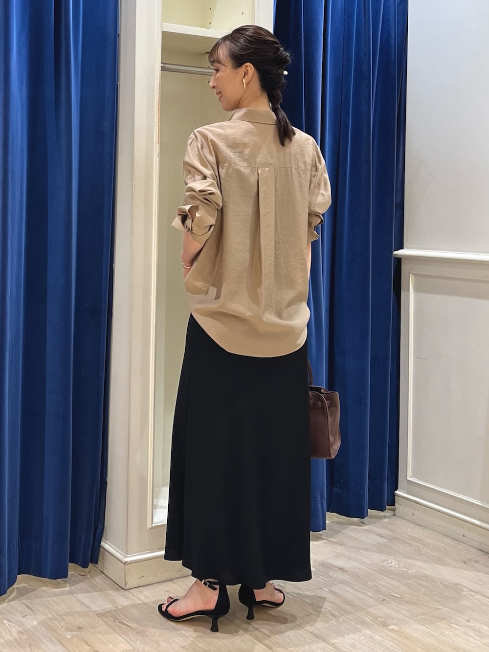 「シアートップス、きれいめカジュアル、オトナ女子、シアー、シアーシャツ、ナロースカート、ロングスカート、マーメイドスカート、スカート、スカートスタイル、シャツ、シャツスタイル、キャメル、ブラック、ノーリーズ」|「NOLLEY’Sの【grace grace/グラスグラス】ハート ピアス(ピアス(両耳用)、ゴールド系)」を使った、nol ikeoさん(骨格ウェーブ・レディース・160cm)の夏コーディネートの9枚目の写真