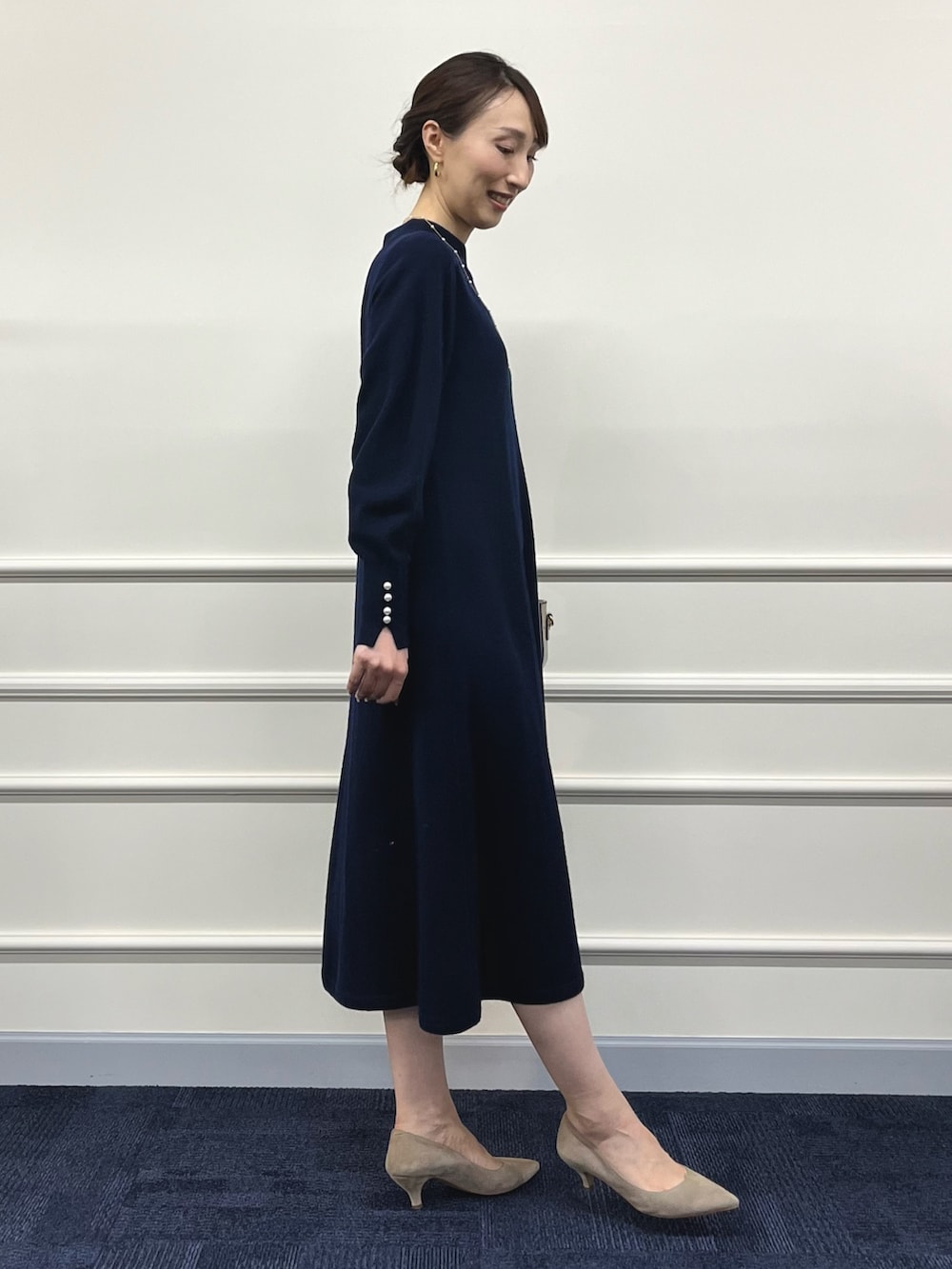 ベージュ系のショルダーバッグ、ブルー系のワンピース、ゴールド系のネックレスを着用したレディースの冬コーディネートの9枚目の写真