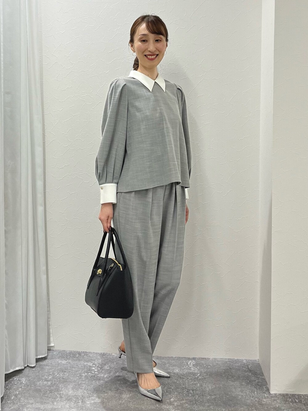 「パンツスタイル、タックパンツ、テーパードパンツ、セットアップ、セットアップスタイル、襟付きトップス、グレーコーデ、グレー、セレモニー、パンツコーデ、ノーリーズ、ぺプラムトップス、きれいめカジュアル、キレイめ、ブラウス」｜「NOLLEY’Sの《セットアップ対応》ウォッシャブルツータックテーパードパンツ（その他パンツ、グレー系）」を使った、nol ikeoさん（骨格ウェーブ・レディース・160cm）の冬コーディネートの10枚目の写真