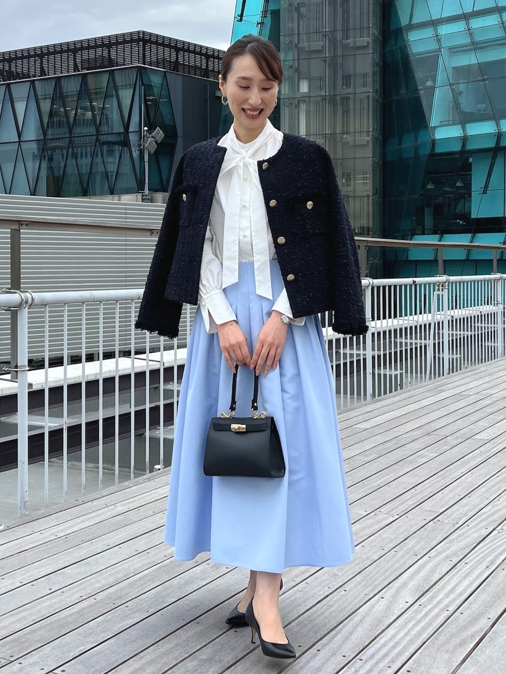 ホワイト系のシャツ/ブラウス、ブルー系のノーカラージャケット、ブルー系のスカートを着用したレディースの冬コーディネートの2枚目の写真