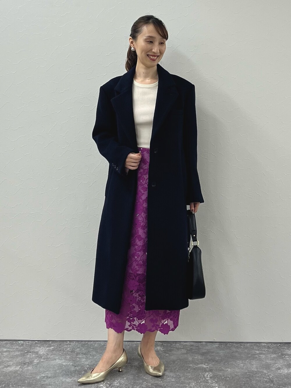 「秋っぽコーデ更新中、オトナ女子、チェスターコート、チェスター、コート、アウター、ウールコート、ネイビー、レース、レーススカート、タイトスカート、スカート、キレイめ、ノーリーズ、ロングコート」|「NOLLEY’Sのボリュームラウンドイヤリング(イヤリング、シルバー系)」を使った、nol ikeoさん(レディース・160cm)の秋コーディネートの3枚目の写真