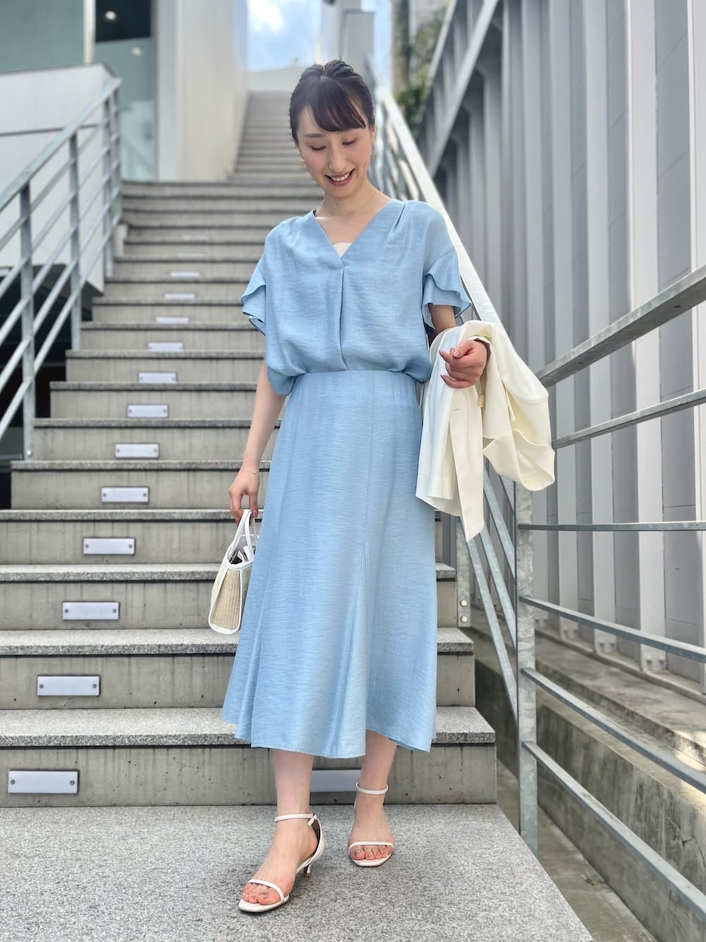 「ショップスタッフの好印象コーデ、ショップスタッフの推しトップス、春カラー、初夏コーデ、ブラウス、セットアップ、セットアップスタイル、フレアスカート、スカート、サックスブルー、水色、ノーリーズ、キレイめ、爽やかコーデ、フェミニン」|「NOLLEY’Sの◇【WEB限定】ジュピターフレアースリーブギャザーブラウス(シャツ/ブラウス、ブルー系)」を使った、nol ikeoさん(レディース・160cm)の春コーディネートの2枚目の写真
