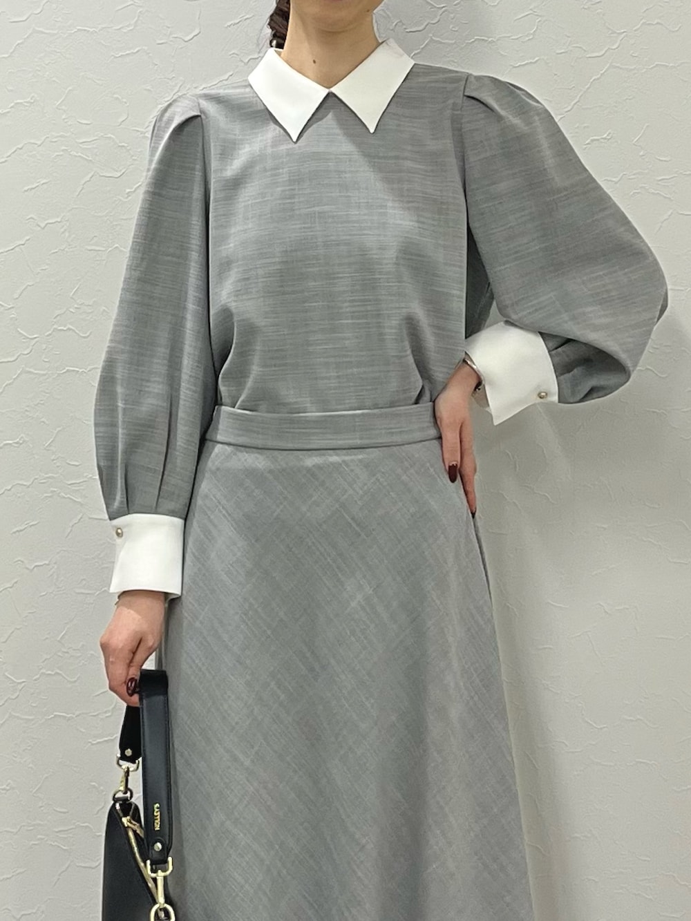 「オトナ女子、セレモニー、グレー、襟付きトップス、白襟、セットアップ、セットアップスタイル、フレアスカート、スカート、スカートスタイル、キレイめ、きれいめ、ブラウス、ノーリーズ、オフィスカジュアル」｜「NOLLEY’Sの【grace grace/グラスグラス】10K カットワイヤーフープ ピアス（ピアス（両耳用）、ゴールド系）」を使った、nol ikeoさん（骨格ウェーブ・レディース・160cm）の冬コーディネートの3枚目の写真
