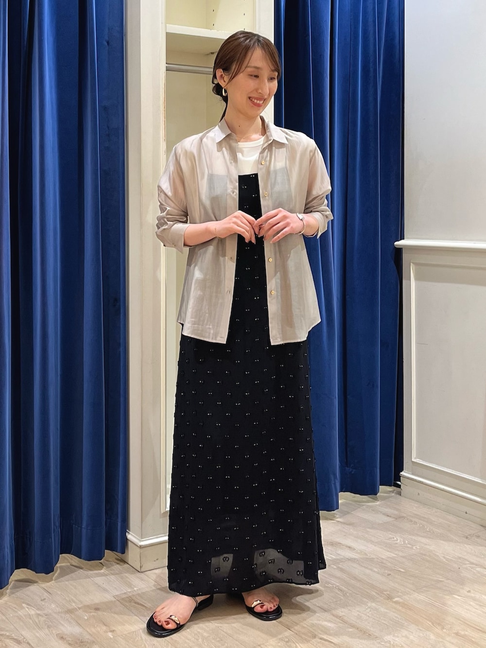 ベージュ系のシャツ/ブラウス、ホワイト系のTシャツ/カットソー、ブラック系のワンピースを着用したレディースの夏コーディネートの6枚目の写真