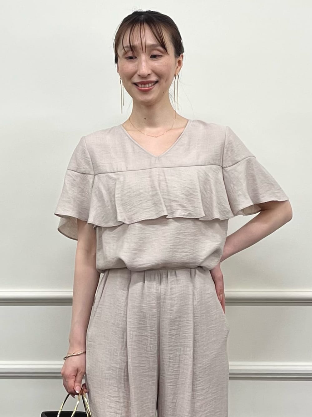 「サンダル、淡色コーデ、きれいめカジュアル、夏コーデ、パンツコーデ、ラクチンコーデ、夏、パンツスタイル、セットアップ、セットアップスタイル、ノーリーズ、ワイドパンツ、ブラウス、ベージュ、ワントーンコーデ」｜「NOLLEY’Sの【grace grace/グラスグラス】U字カイトピアス（ピアス（両耳用）、ゴールド系）」を使った、nol ikeoさん（骨格ウェーブ・レディース・160cm）の夏コーディネートの3枚目の写真