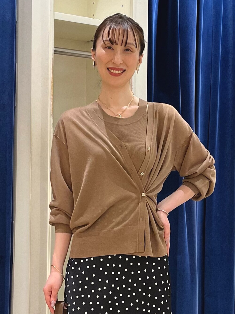 「レイヤードスタイル、春夏コーデ、きれいめカジュアル、シアートップス、マーメイドスカート、スカートコーデ、大人可愛い、ブラウン、ドット、ドット柄、シアー、ホルターネック、ラメ、ノーリーズ、ナロースカート」|「NOLLEY’Sの【grace grace/グラスグラス】ハートイヤリング(イヤリング、ゴールド系)」を使った、nol ikeoさん(骨格ウェーブ・レディース・160cm)の春コーディネートの4枚目の写真
