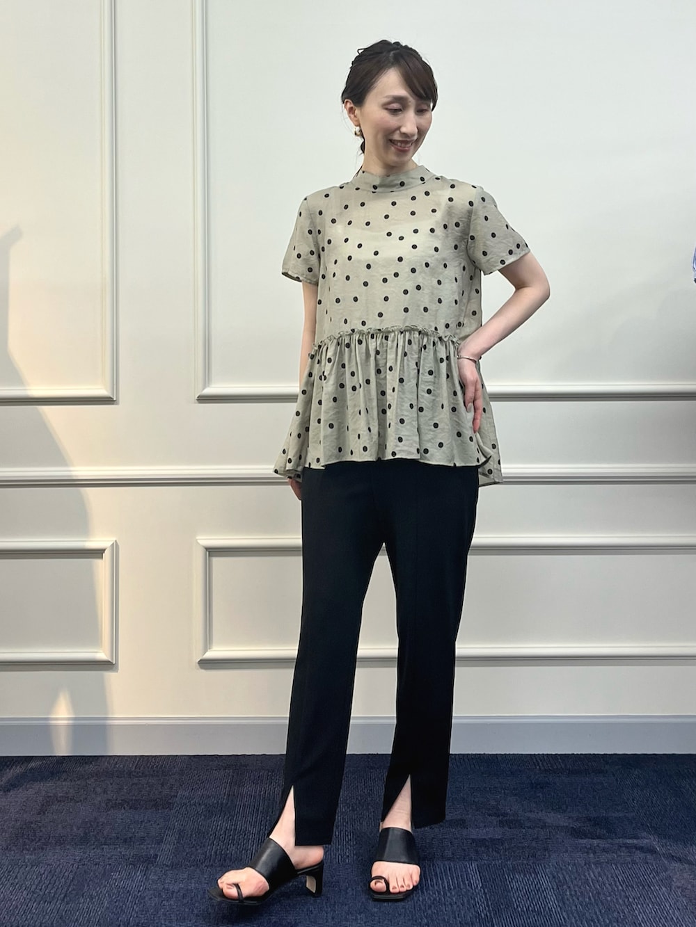 「大人かわいい、ショップスタッフの推しトップス、ショップスタッフの推しボトムス、スリットパンツ、スリット、シアートップス、ドット、ドット柄、ぺプラムトップス、きれいめカジュアル、黒、カーキ、ノーリーズ、シアー、キレイめ」｜「NOLLEY’S Sophiのアジャスター付サテンスムースキャミソール（キャミソール、ホワイト系）」を使った、nol ikeoさん（レディース・160cm）の春コーディネートの3枚目の写真