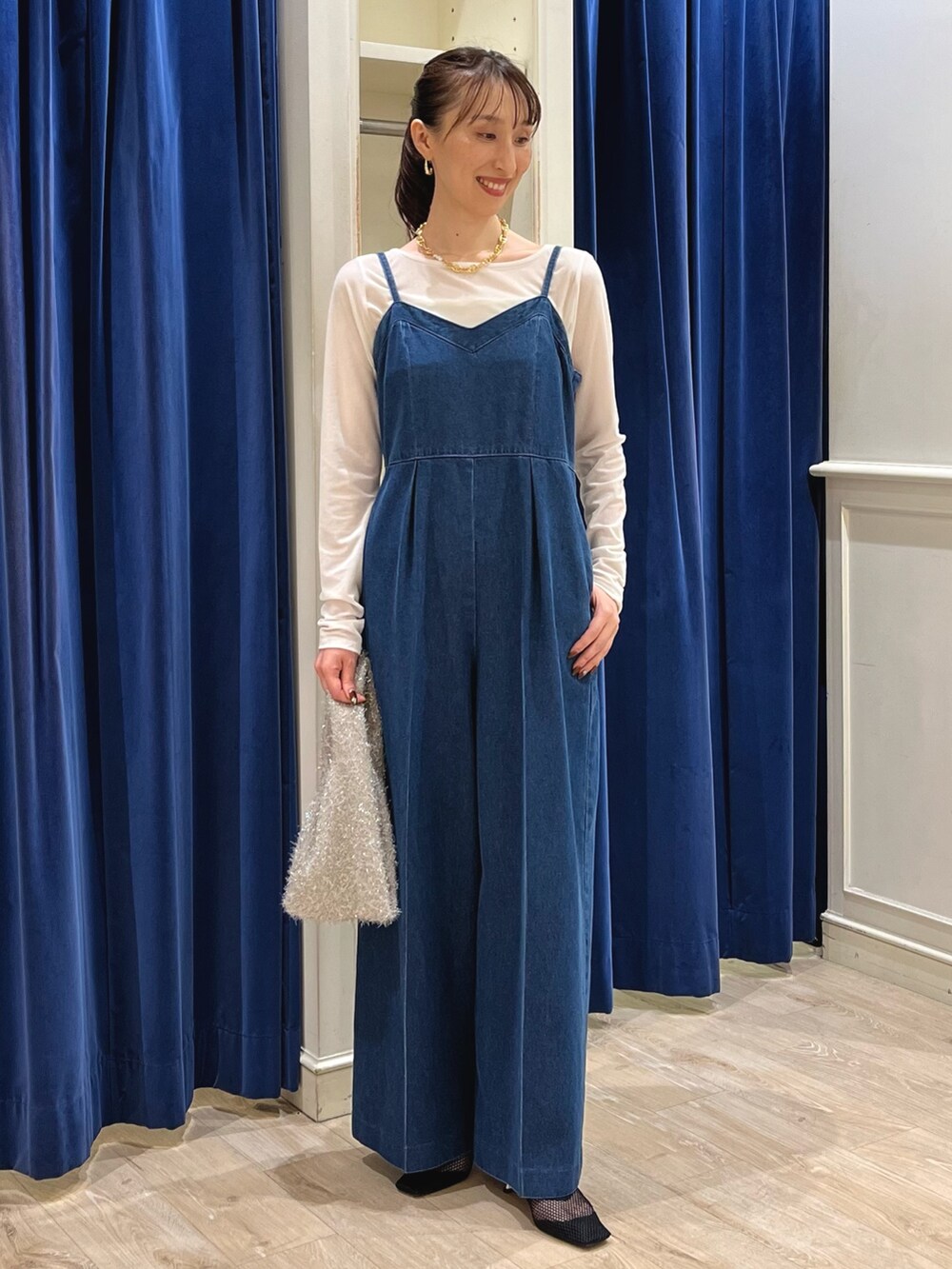「秋服準備はじめました、休日スタイル、シアートップス、オトナカジュアル、デニム、デニムコーデ、オールインワン、サロペット、デニムサロペット、デニムオールインワン、ベロア、ワイドパンツ、デニムパンツ、きれいめカジュアル、ノーリーズ」|「NOLLEY’Sのアンカーチェーンインパールネックレス(ネックレス、ゴールド系)」を使った、nol ikeoさん(レディース・160cm)の秋コーディネートの5枚目の写真