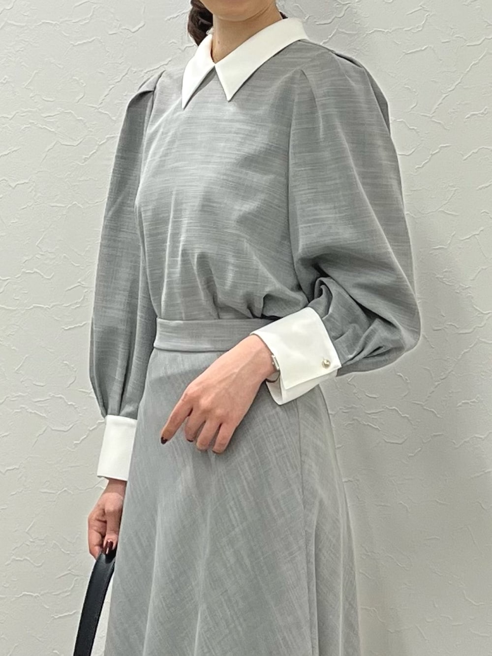 「オトナ女子、セレモニー、グレー、襟付きトップス、白襟、セットアップ、セットアップスタイル、フレアスカート、スカート、スカートスタイル、キレイめ、きれいめ、ブラウス、ノーリーズ、オフィスカジュアル」｜「NOLLEY’Sの【grace grace/グラスグラス】10K カットワイヤーフープ ピアス（ピアス（両耳用）、ゴールド系）」を使った、nol ikeoさん（骨格ウェーブ・レディース・160cm）の冬コーディネートの4枚目の写真