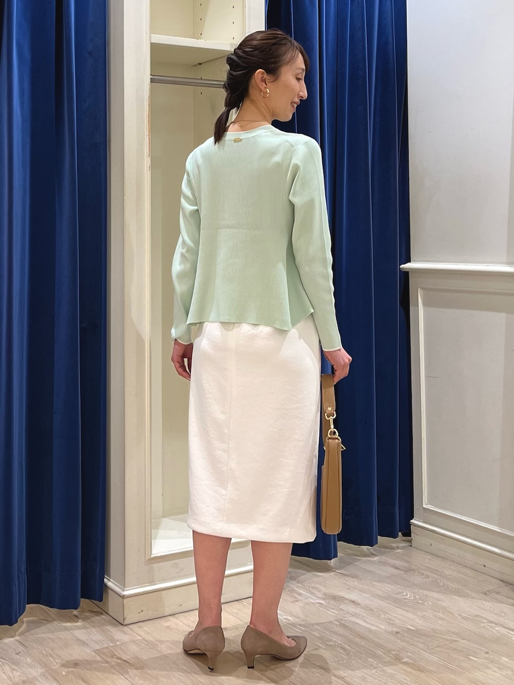 「春カラー、春夏コーデ、スカートスタイル、ホワイト、カーディガンコーデ、リブニット、カーディガン、タイトスカート、スカート、春コーデ、ミントグリーン、オフィスカジュアル、ノーリーズ、きれいめカジュアル、キレイめ」｜「NOLLEY’Sの【grace grace/グラスグラス】ペスカフックスリムネックレス（ネックレス、ゴールド系）」を使った、nol ikeoさん（骨格ウェーブ・レディース・160cm）の春コーディネートの10枚目の写真