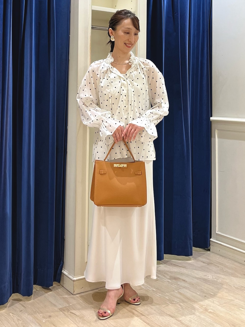 「きれいめカジュアル、ロングスカート、大人女子、ナロースカート、スカート、ドット、ドット柄、ドットブラウス、ワントーン、ワントーンコーデ、ホワイトコーデ、ホワイト、ノーリーズ、ブラウス、フリル」|「NOLLEY’Sの【grace grace/グラスグラス】ピアット イヤリング(イヤリング、シルバー系)」を使った、nol ikeoさん(骨格ウェーブ・レディース・160cm)の夏コーディネートの6枚目の写真