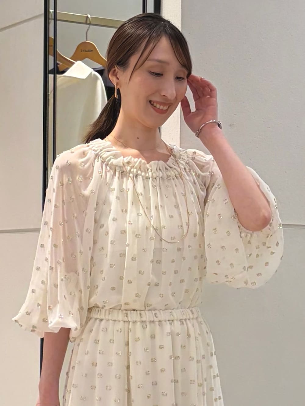 ブラック系のスカート、ホワイト系のシャツ/ブラウス、ホワイト系のキャミソールを着用したレディースの春コーディネートの3枚目の写真