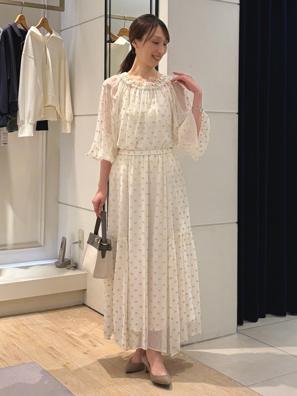 ブラック系のスカート、ホワイト系のシャツ/ブラウス、ホワイト系のキャミソールを着用したレディースの春コーディネートの5枚目の写真