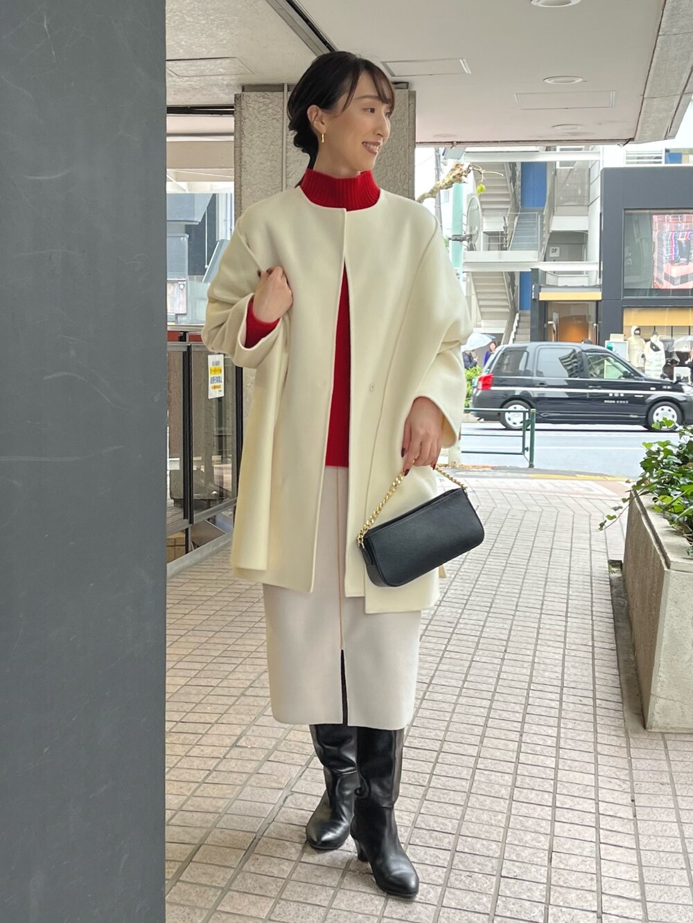 「新星WEARISTAにエントリー、冬アウター、クリスマスに着たい服、マイベストコーデ2023、赤、お出かけコーデ、コート、ブーツ、ノーカラーコート、タイトスカート、ノーリーズ、赤ニット、ハイネック、冬コーデ、ストール」｜「LAURA DI MAGGIOの【LAURA DI MAGGIO/ ラウラディマッジョ】チェーン付き3wayショルダーバッグ（ショルダーバッグ、ブルー系）」を使った、nol ikeoさん（レディース・160cm）の冬コーディネートの5枚目の写真