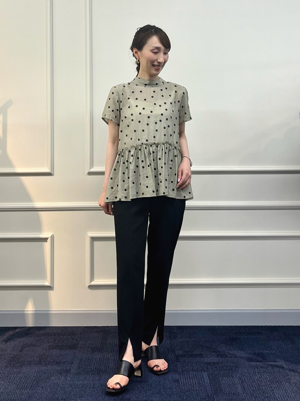 「大人かわいい、ショップスタッフの推しトップス、ショップスタッフの推しボトムス、スリットパンツ、スリット、シアートップス、ドット、ドット柄、ぺプラムトップス、きれいめカジュアル、黒、カーキ、ノーリーズ、シアー、キレイめ」｜「NOLLEY’S Sophiのアジャスター付サテンスムースキャミソール（キャミソール、ホワイト系）」を使った、nol ikeoさん（レディース・160cm）の春コーディネートの2枚目の写真