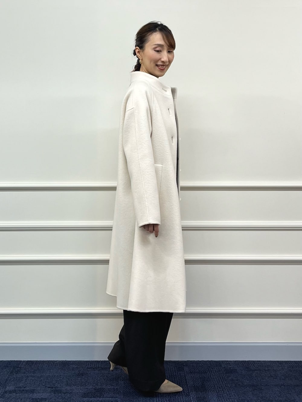 ホワイト系のその他アウター、ブラウン系のシャツ/ブラウス、ブラウン系のその他パンツを着用したレディースの冬コーディネートの9枚目の写真