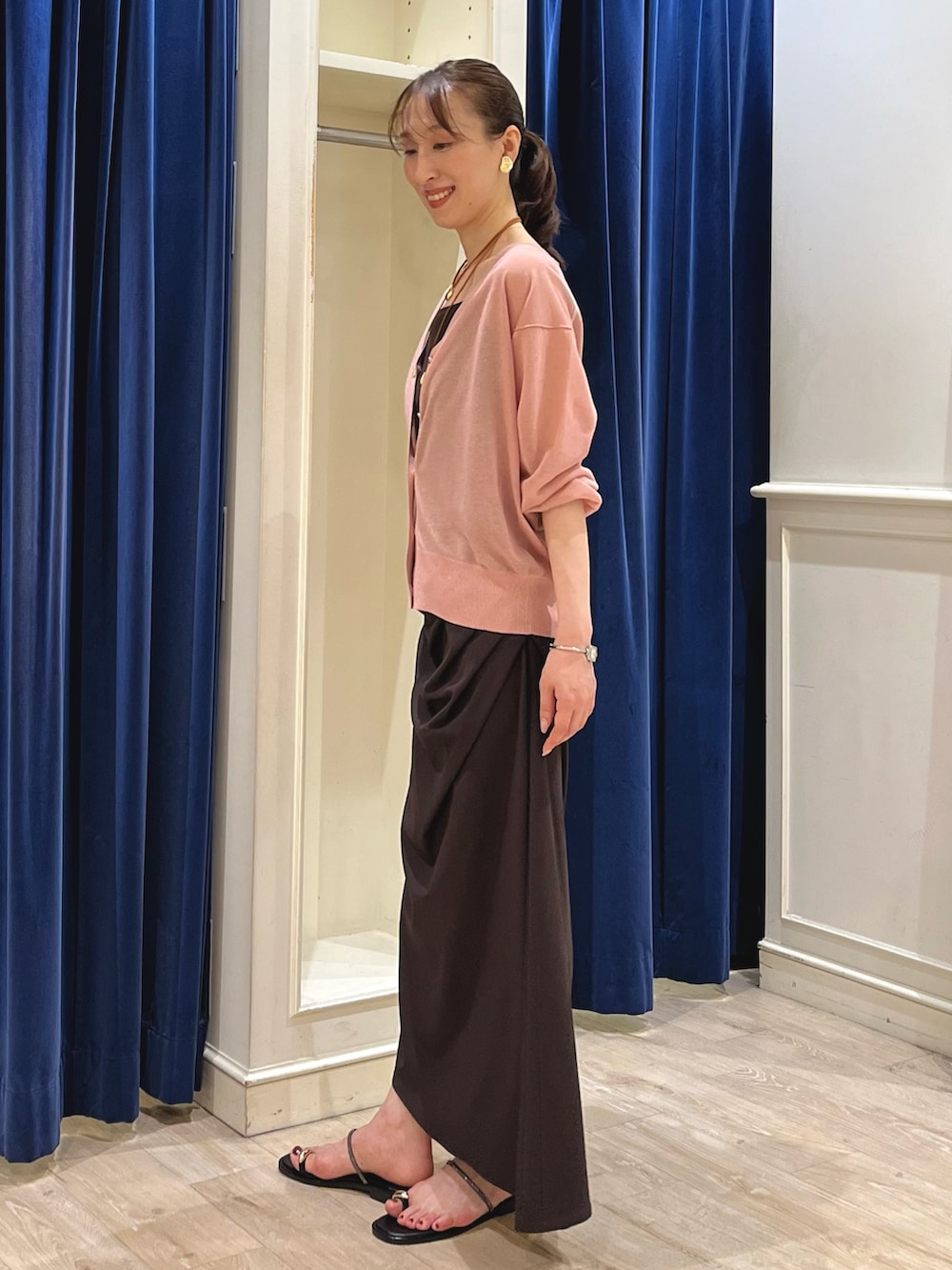 「シアートップス、きれいめカジュアル、夏コーデ、サンダル、秋服準備はじめました、ブラウン、ブラウンコーデ、カーディガン、カーディガンコーデ、ノーリーズ、シアーニット、ロングスカート、スカートスタイル、スカート、ピンク」|「NOLLEY’Sのニュアンスプレートイヤリング(イヤリング、ゴールド系)」を使った、nol ikeoさん(骨格ウェーブ・レディース・160cm)の夏コーディネートの7枚目の写真
