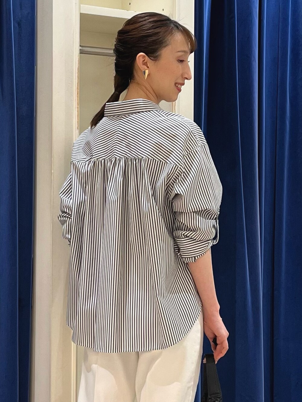 「大人カジュアル、お出かけコーデ、ストライプシャツ、春夏コーデ、シンプルコーデ、きれいめカジュアル、休日スタイル、オトナ女子、大人コーデ、シャツ、デニム、デニムパンツ、スキッパーシャツ、ノーリーズ、ストライプ」|「NOLLEY’Sの【grace grace/グラスグラス】ハートイヤリング(イヤリング、ゴールド系)」を使った、nol ikeoさん(骨格ウェーブ・レディース・160cm)の春コーディネートの5枚目の写真
