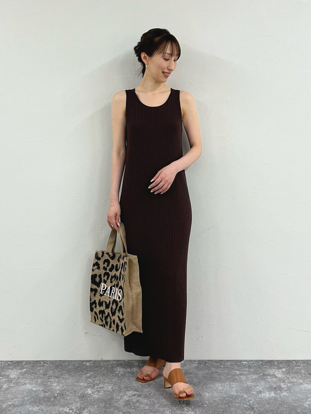 ブラウン系のワンピース、その他のトートバッグ、イエロー系のサンダルを着用したレディースの夏コーディネートの2枚目の写真