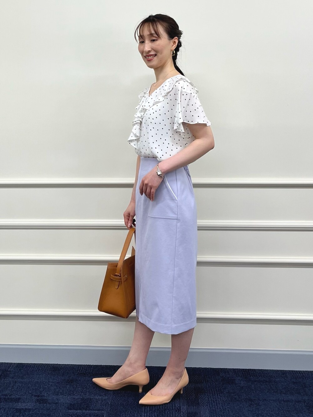 ホワイト系のシャツ/ブラウス、パープル系のスカート、イエロー系のショルダーバッグを着用したレディースの夏コーディネートの8枚目の写真