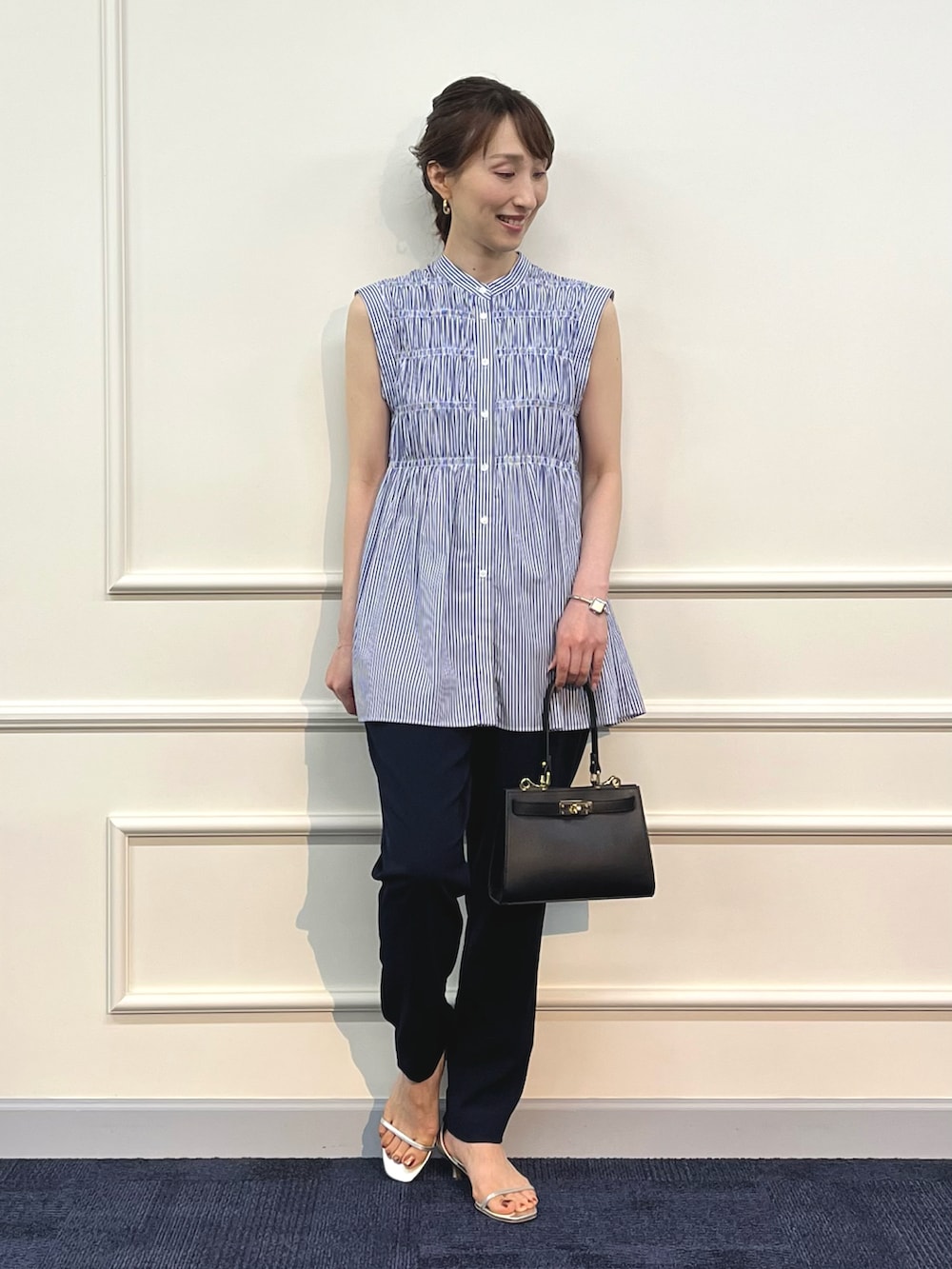 ブルー系のシャツ/ブラウス、ブラック系のショルダーバッグ、ブルー系のその他パンツを着用したレディースの夏コーディネートの2枚目の写真