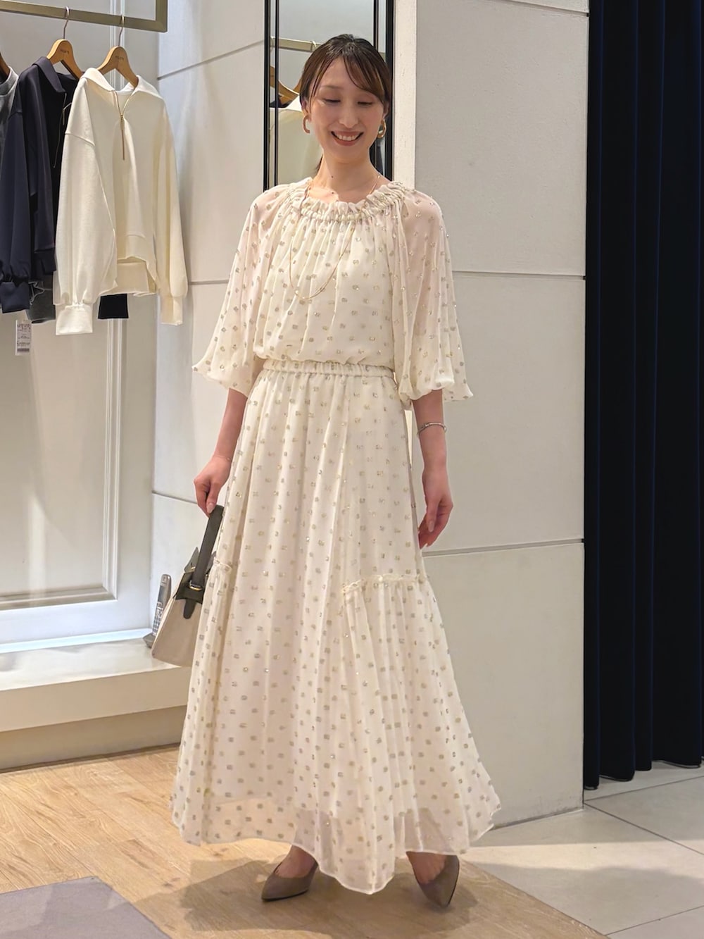 ブラック系のスカート、ホワイト系のシャツ/ブラウス、ホワイト系のキャミソールを着用したレディースの春コーディネートの6枚目の写真