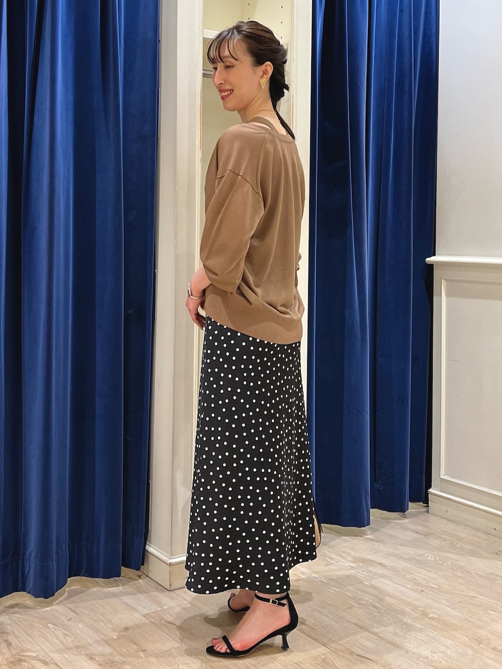 「レイヤードスタイル、春夏コーデ、きれいめカジュアル、シアートップス、マーメイドスカート、スカートコーデ、大人可愛い、ブラウン、ドット、ドット柄、シアー、ホルターネック、ラメ、ノーリーズ、ナロースカート」|「NOLLEY’Sの【grace grace/グラスグラス】ハートイヤリング(イヤリング、ゴールド系)」を使った、nol ikeoさん(骨格ウェーブ・レディース・160cm)の春コーディネートの8枚目の写真