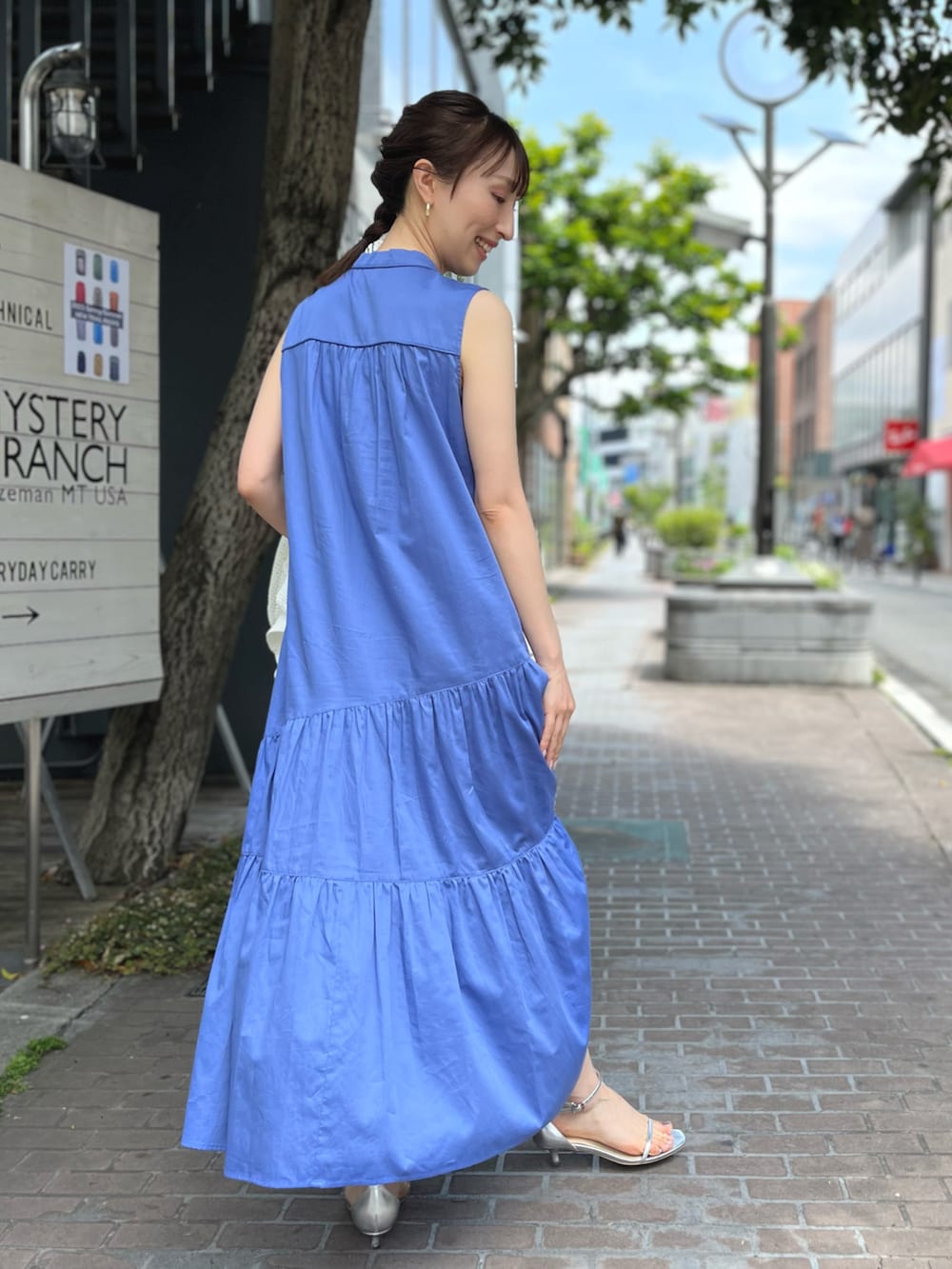 夏のお出かけに華やかロングワンピース ゆったりデートコーデ✨ スポーティでカジュアルライクなスウェットワンピースをご紹介