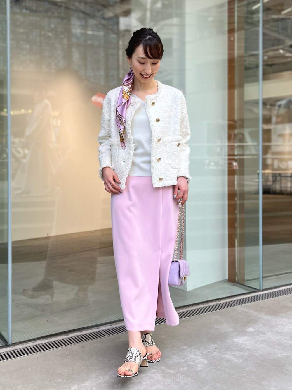 シルバー系のニット/セーター、ホワイト系のノーカラージャケット、ピンク系のスカートを着用したレディースの冬コーディネートの2枚目の写真