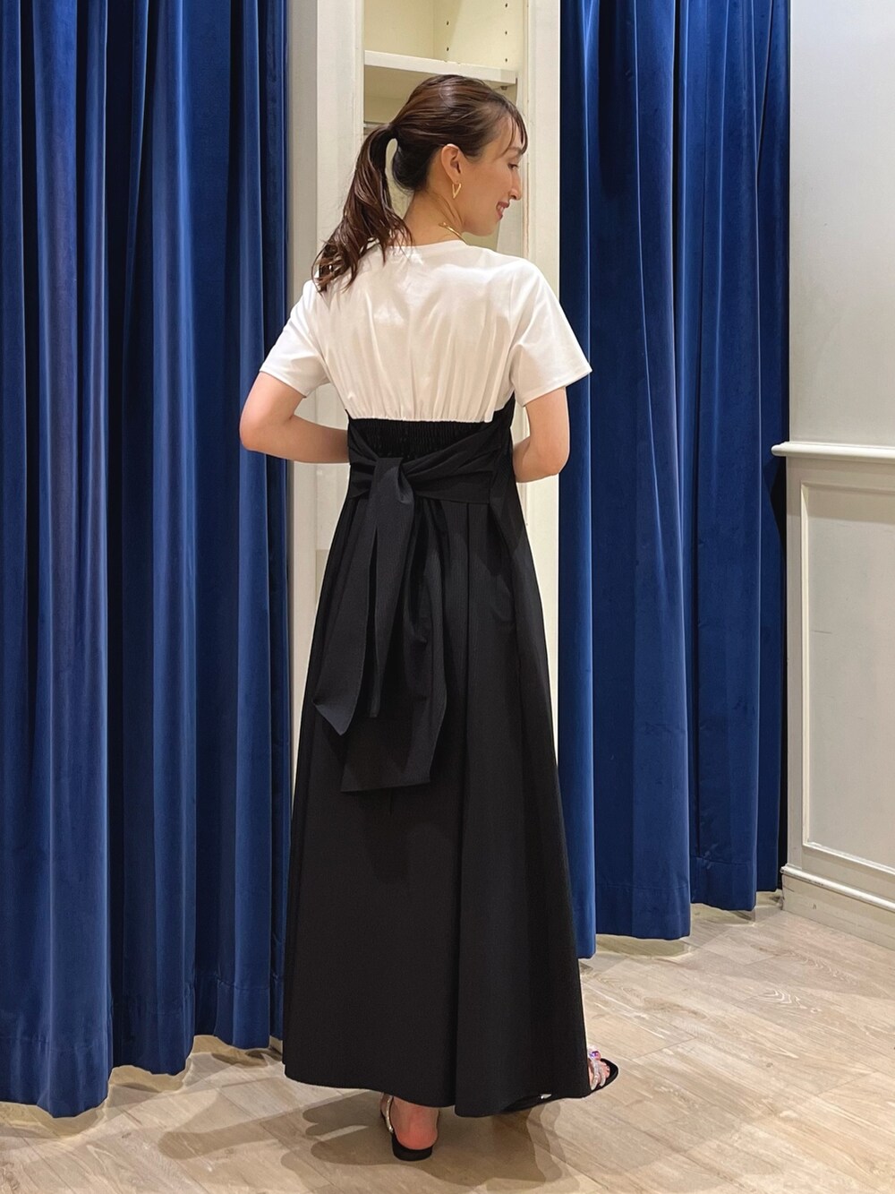 「さらっと晴れやかスナップ、きれいめカジュアル、夏コーデ、ワンピース、ビスチェ、ワンピーススタイル、ワンピースコーデ、モノトーン、お出かけコーデ、ビスチェ風、ロングワンピース、ノーリーズ、リラックススタイル、大人かわいい、白黒」｜「NOLLEY’Sのチェーンレイヤードチョーカー・2（ネックレス、ゴールド系）」を使った、nol ikeoさん（レディース・160cm）の夏コーディネートの9枚目の写真