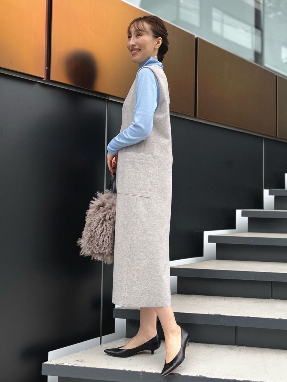 「最近のいい感じコーデ、お出かけコーデ、ワンピース、ニット、クリスマスに着たい服、ファー、休日スタイル、ハイネック、ジャンパースカート、ジャンスカ、ノーリーズ、サックスブルー、グレー、パール、ファーバッグ」｜「NOLLEY’Sのコットンパールブラチェーンイヤリング（イヤリング、ホワイト系）」を使った、nol ikeoさん（レディース・160cm）の冬コーディネートの4枚目の写真