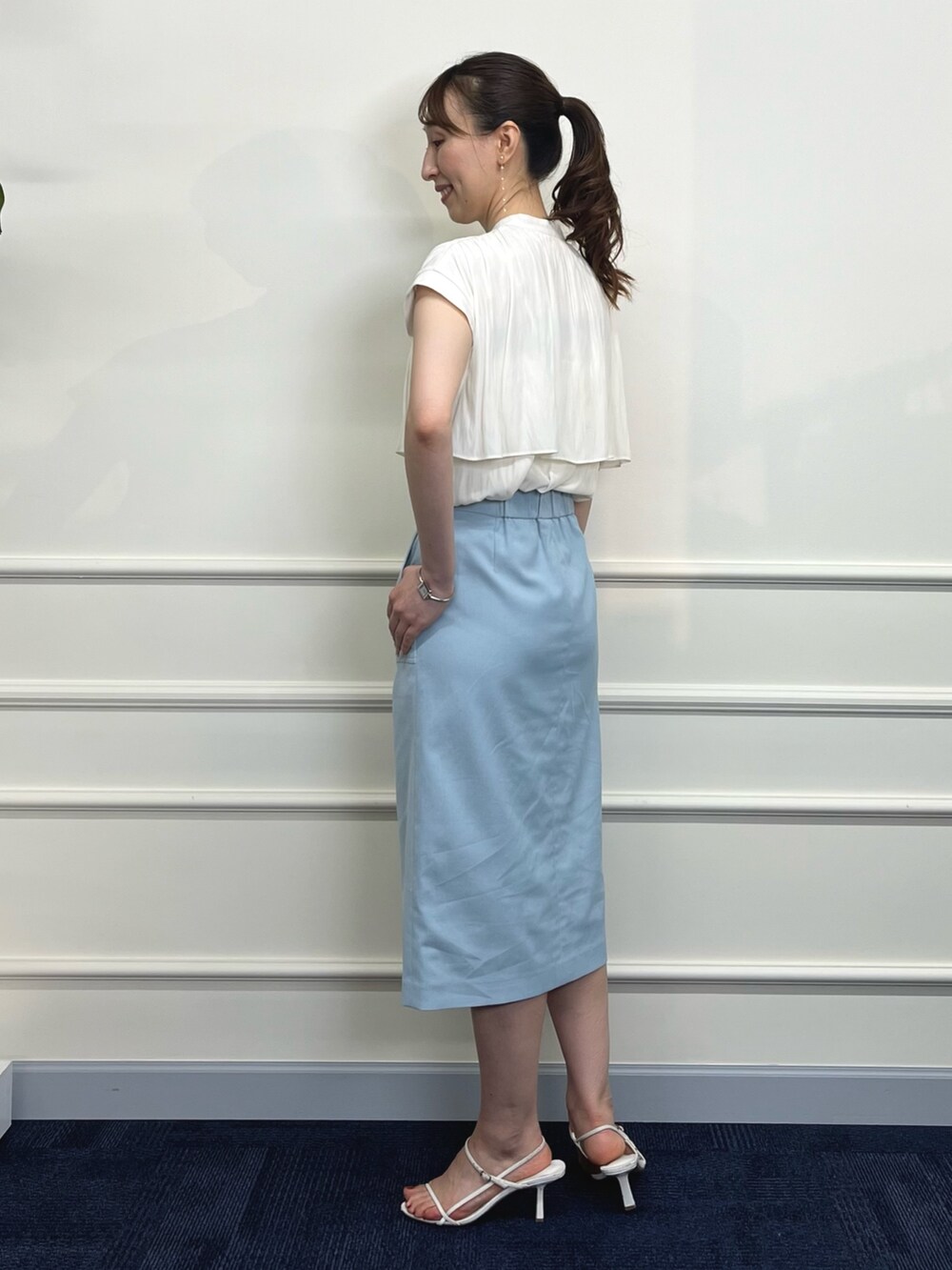 ホワイト系のシャツ/ブラウス、ブルー系のスカート、ホワイト系のサンダルを着用したレディースの夏コーディネートの10枚目の写真