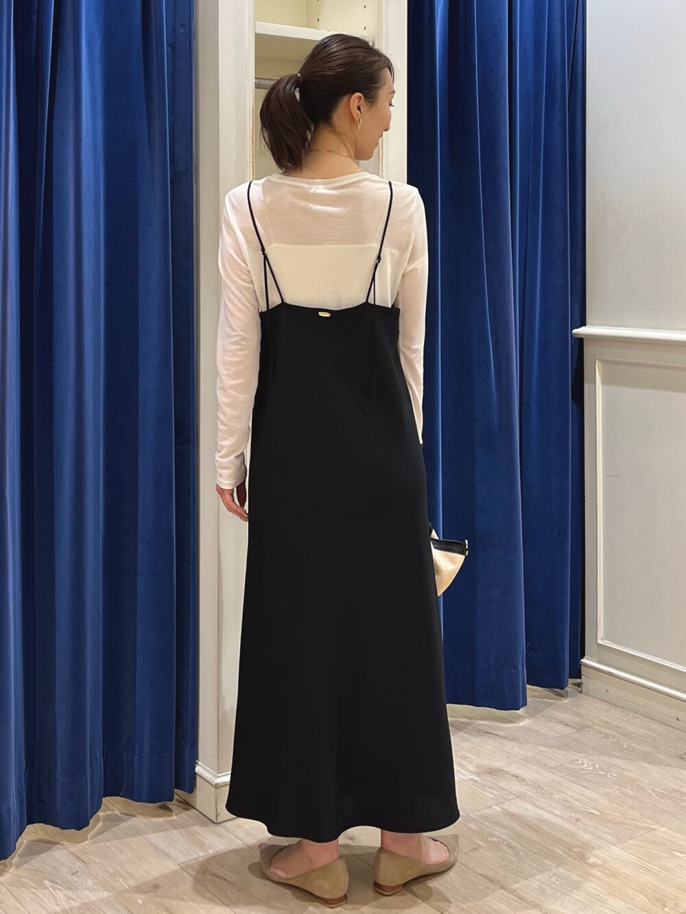 「ロンT、シアートップス、オトナカジュアル、オトナ女子、休日スタイル、キレイめカジュアル、キャミワンピ、キャミワンピース、モノトーン、モノトーンコーデ、ワンピース、シアー、ブラック、ノーリーズ、大人カジュアル」|「NOLLEY’Sの【grace grace/グラスグラス】ハートイヤリング(イヤリング、ゴールド系)」を使った、nol ikeoさん(骨格ウェーブ・レディース・160cm)の春コーディネートの7枚目の写真