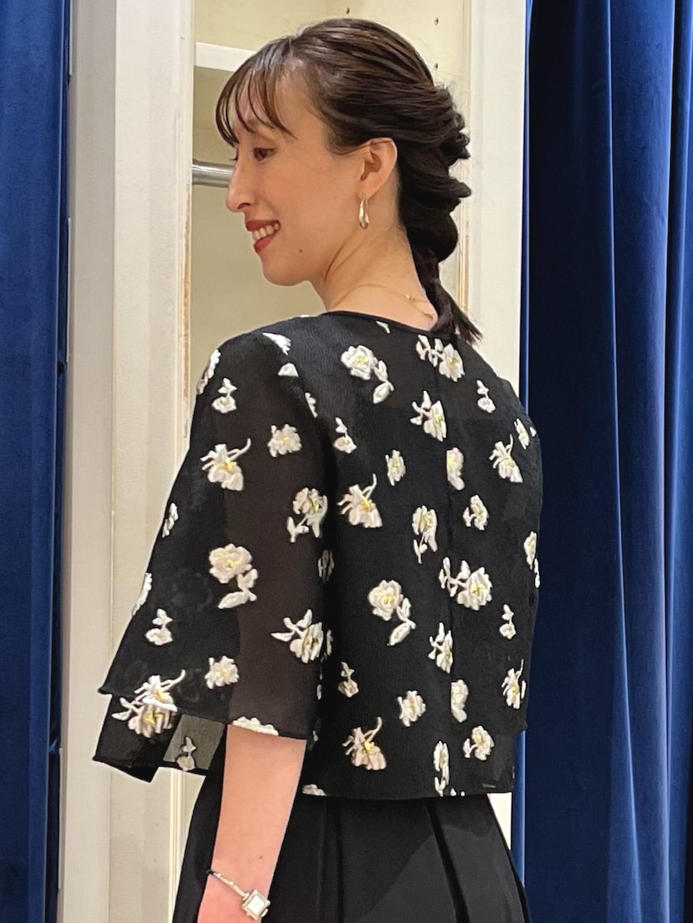 「モノトーン、シアートップス、大人かわいい、モノトーンコーデ、ブラウス、ボレロ、ブラック、ブラックコーデ、フレアスカート、スカート、キレイめ、ノーリーズ、ジャガード、フラワープリント、花柄」｜「NOLLEY’S Sophiの《セットアップ対応》ラメフラワージャガードブラウス（シャツ/ブラウス、ブラック系）」を使った、nol ikeoさん（骨格ウェーブ・レディース・160cm）の春コーディネートの4枚目の写真