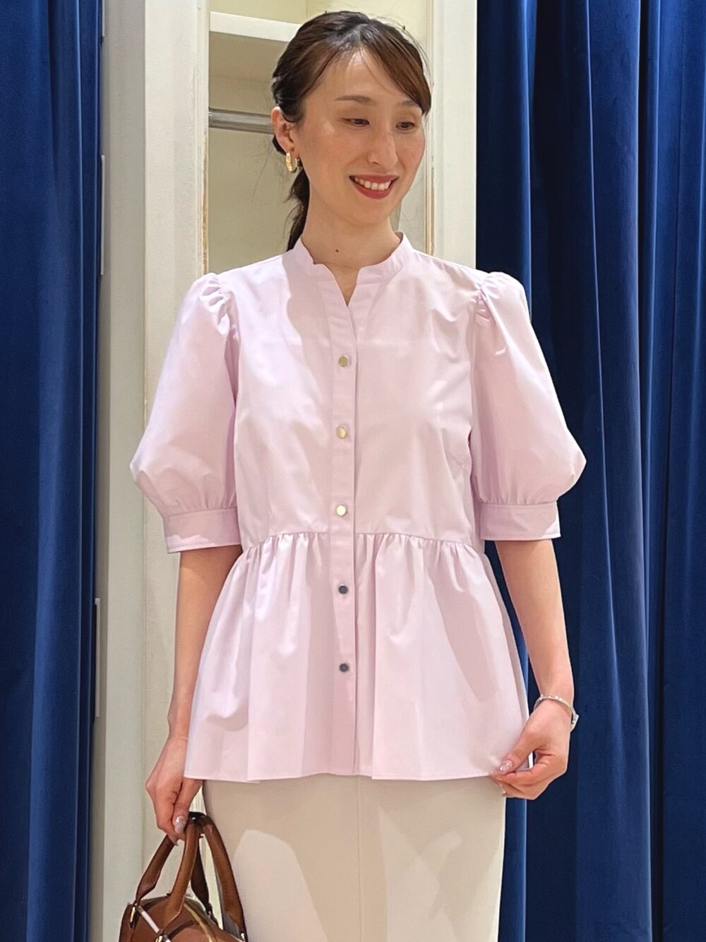 「セットアップ、大人可愛い、スカートコーデ、ぺプラムトップス、ぺプラム、ラベンダー、タイトスカート、スカート、スカートスタイル、ノーリーズ、ブラウス、春コーデ、春夏コーデ、きれいめカジュアル、キレイめ」|「grace grace のニュアンスG型イヤリング(イヤリング、ゴールド系)」を使った、nol ikeoさん(骨格ウェーブ・レディース・160cm)の春コーディネートの3枚目の写真