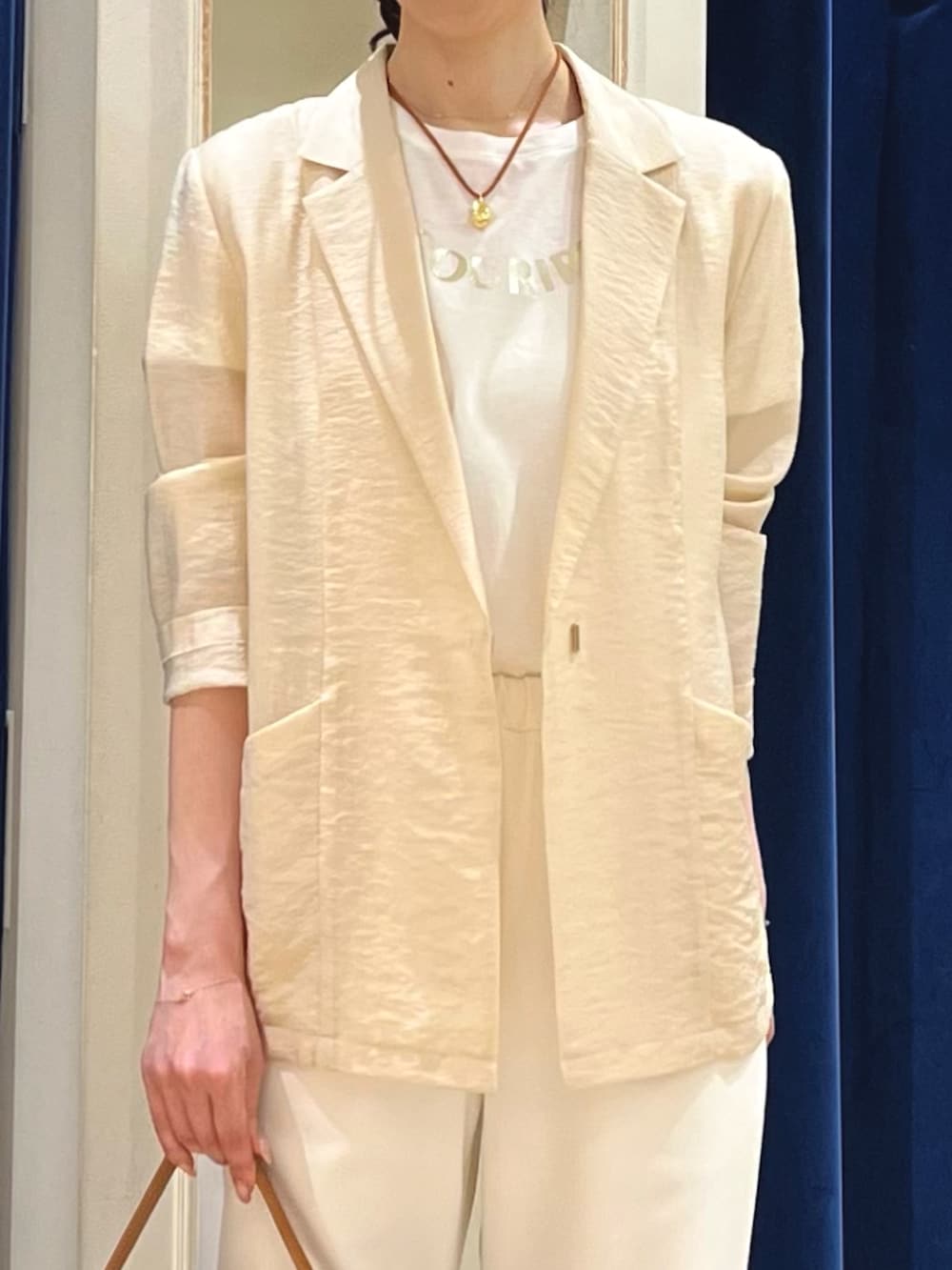 ホワイト系のTシャツ/カットソー、ベージュ系のテーラードジャケット、ホワイト系のその他パンツを着用したレディースの夏コーディネートの3枚目の写真