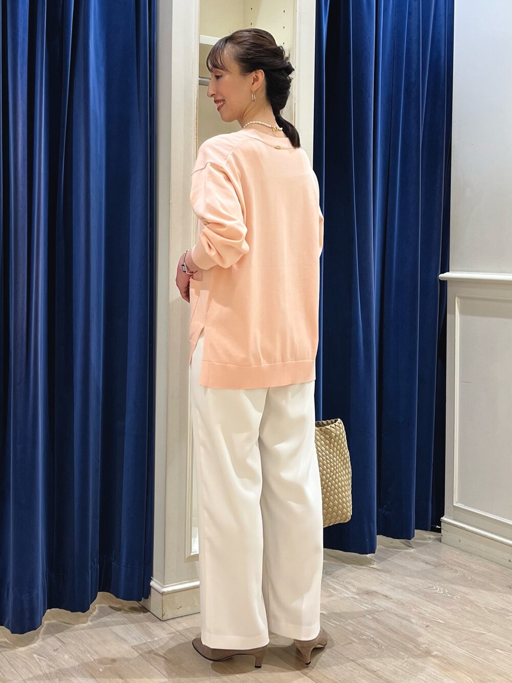 「春コーデ、春、パンツコーデ、ピンク、カーディガン、カーディガンコーデ、ノーリーズ、ワイドパンツ、イージーパンツ、パンツスタイル、きれいめカジュアル、メッシュバッグ、トートバッグ、白パンツ、ニットカーディガン」|「NOLLEY’Sの淡水パールネックレス(ネックレス、ホワイト系)」を使った、nol ikeoさん(骨格ウェーブ・レディース・160cm)の春コーディネートの8枚目の写真