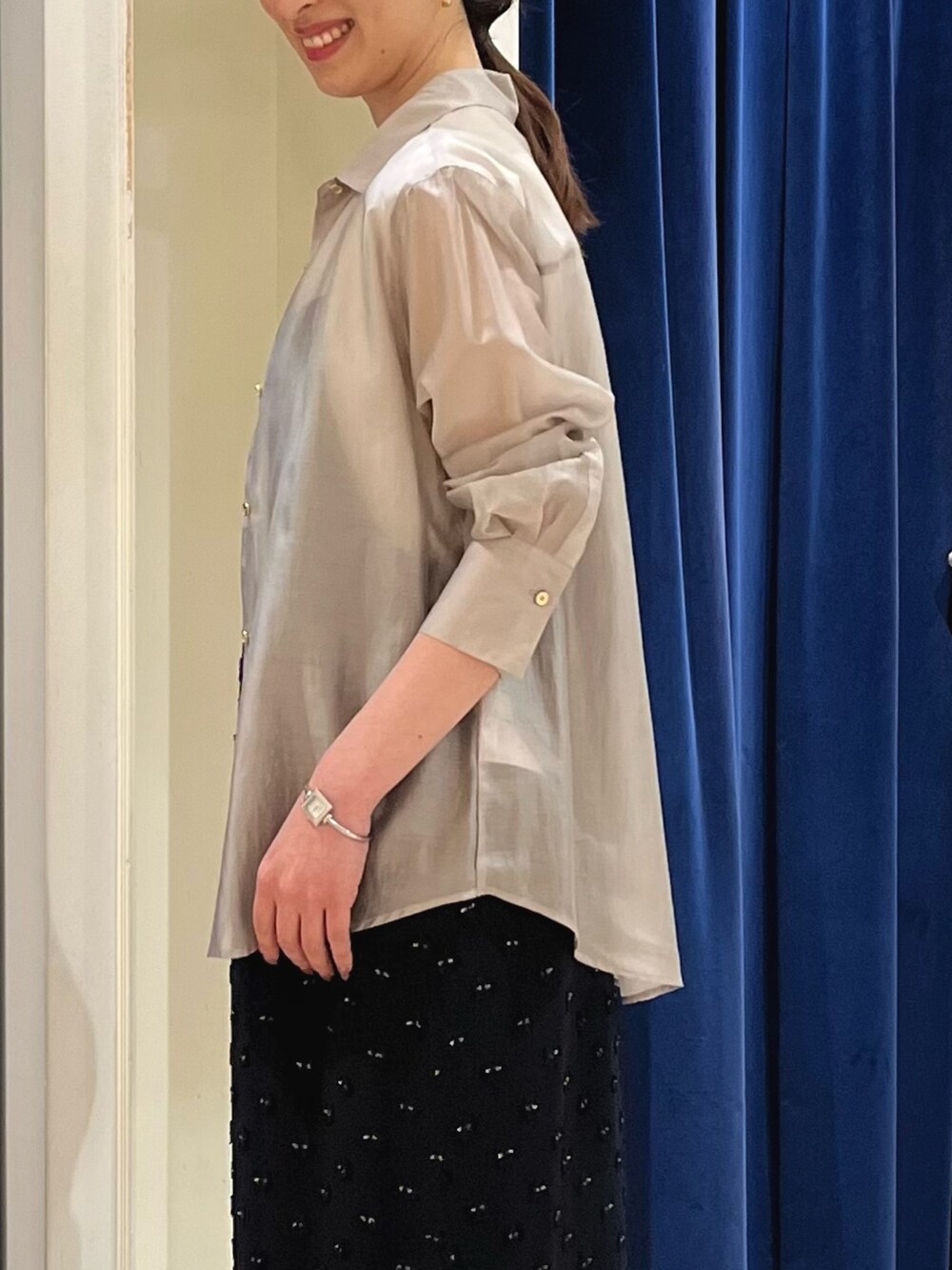 ベージュ系のシャツ/ブラウス、ホワイト系のTシャツ/カットソー、ブラック系のワンピースを着用したレディースの夏コーディネートの4枚目の写真