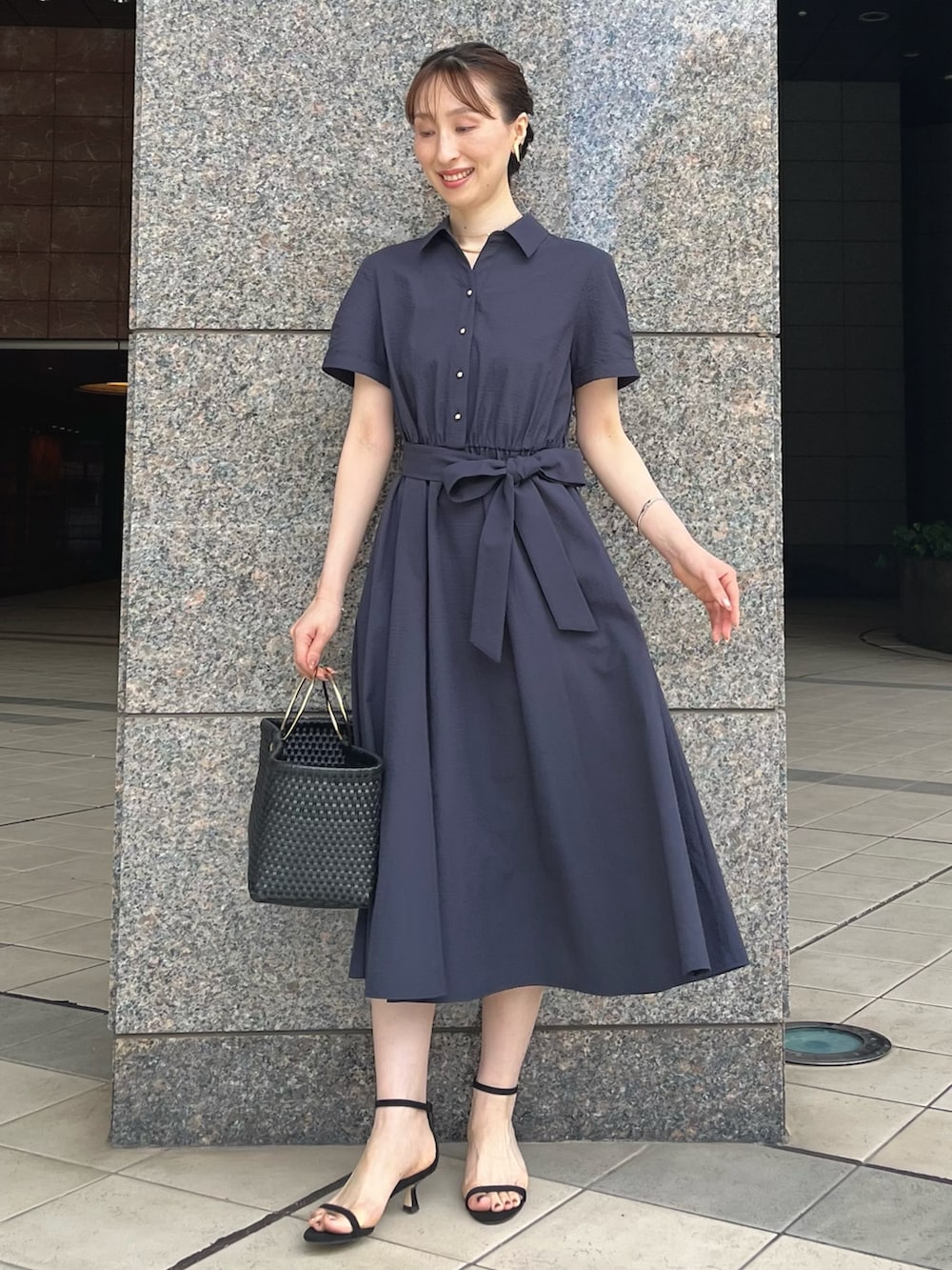「ワンピース、きれいめカジュアル、夏コーデ、大人女子、大人コーデ、ワンピーススタイル、ワンピースコーデ、シャツワンピ、シャツワンピース、ネイビー、キレイめ、ノーリーズ、ワントーン、ワントーンコーデ、夏」｜「NOLLEY’Sの【grace grace/グラスグラス】ハート ピアス（ピアス（両耳用）、ゴールド系）」を使った、nol ikeoさん（骨格ウェーブ・レディース・160cm）の夏コーディネートの9枚目の写真