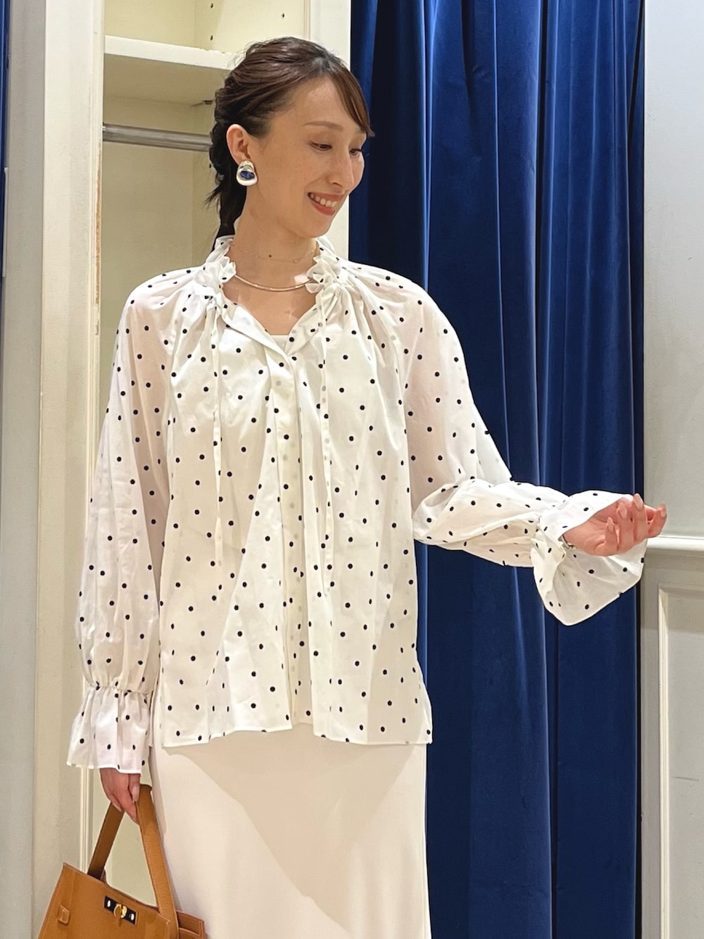 「きれいめカジュアル、ロングスカート、大人女子、ナロースカート、スカート、ドット、ドット柄、ドットブラウス、ワントーン、ワントーンコーデ、ホワイトコーデ、ホワイト、ノーリーズ、ブラウス、フリル」|「NOLLEY’Sの【grace grace/グラスグラス】ピアット イヤリング(イヤリング、シルバー系)」を使った、nol ikeoさん(骨格ウェーブ・レディース・160cm)の夏コーディネートの3枚目の写真