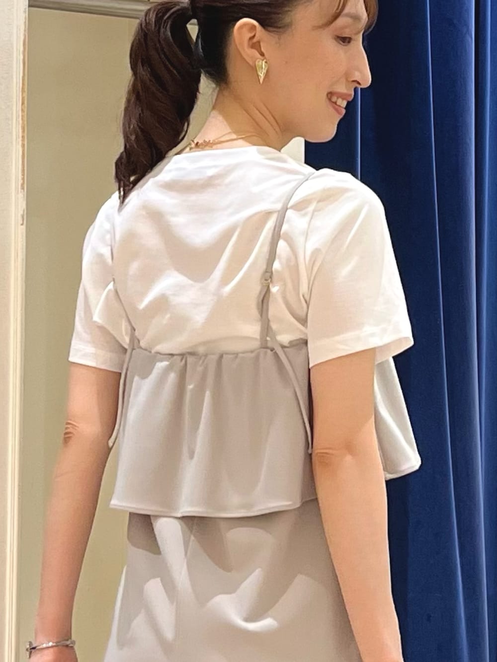 「白Tシャツ、きれいめカジュアル、夏コーデ、レイヤードスタイル、大人カジュアル、夏だ!Tシャツ着よう!、サロペット、ロゴT、Tシャツ、ワントーンコーデ、ワントーン、ノーリーズ、お出かけコーデ、モノトーン、ワイドパンツ」|「NOLLEY’Sの【grace grace/グラスグラス】ハート ピアス(ピアス(両耳用)、ゴールド系)」を使った、nol ikeoさん(骨格ウェーブ・レディース・160cm)の夏コーディネートの6枚目の写真