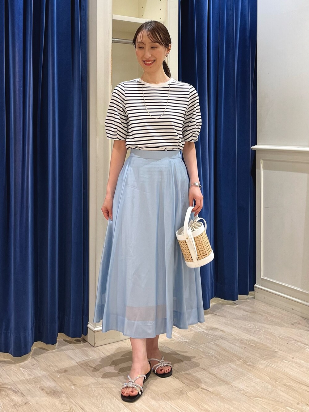 「パステルカラー、春夏コーデ、夏コーデ、カットソー、ボーダー、ボーダートップス、パフスリーブ、Tシャツ、シアー、フレアスカート、スカート、きれいめカジュアル、ノーリーズ、かごバッグ、マリン」|「NOLLEY’S Sophiのパドルクリップイヤリング&イヤーカフ(イヤリング、シルバー系)」を使った、nol ikeoさん(レディース・160cm)の春コーディネートの5枚目の写真