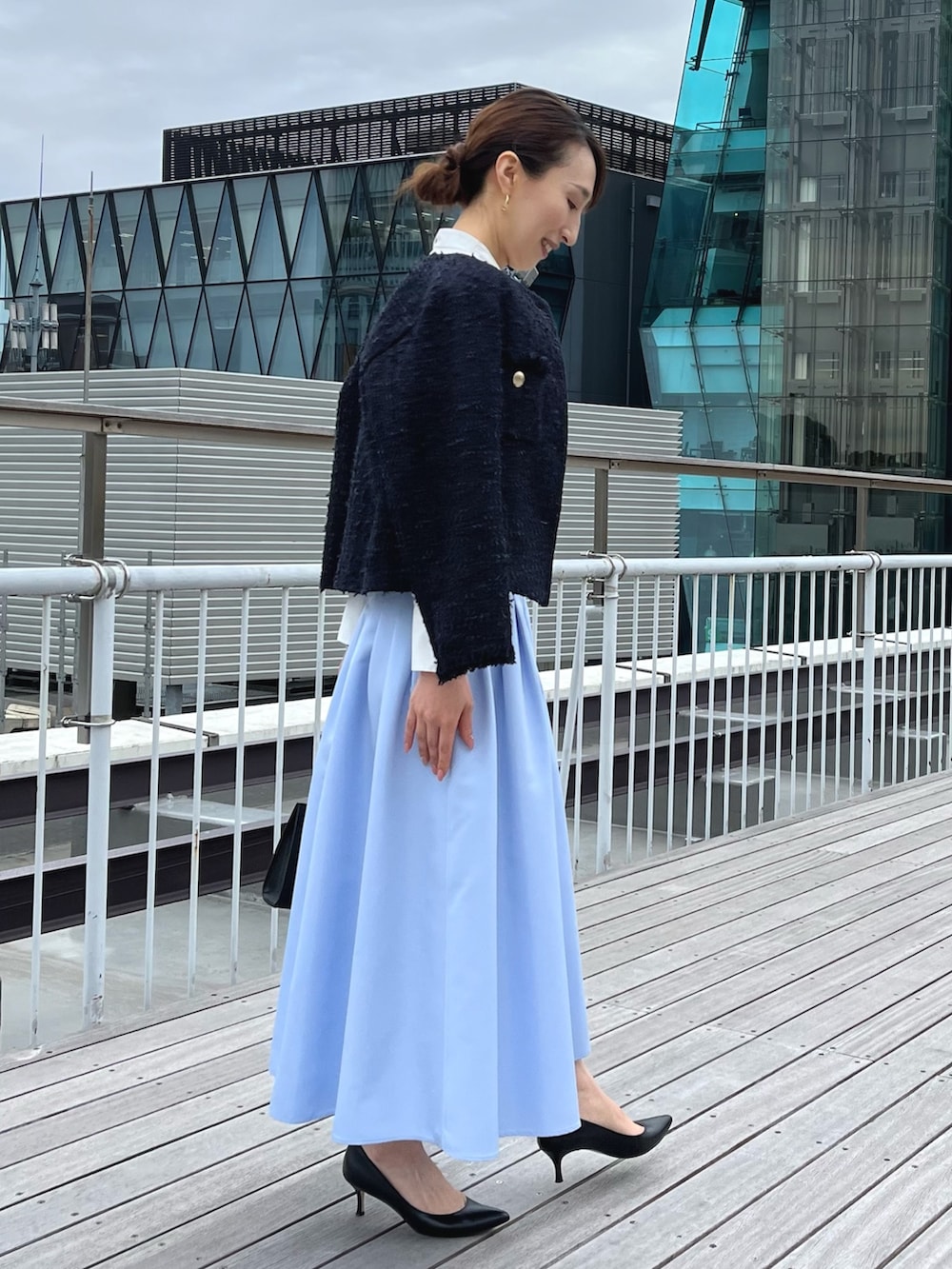 ホワイト系のシャツ/ブラウス、ブルー系のノーカラージャケット、ブルー系のスカートを着用したレディースの冬コーディネートの7枚目の写真