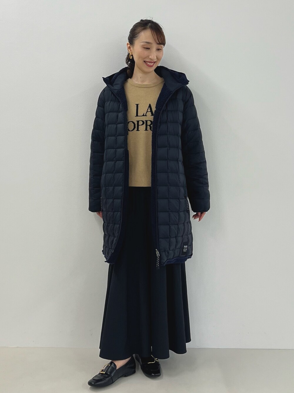 「ロングスカート、おでかけコーデ、秋冬コーデ、ロゴ、ロゴニット、ダウン、ボア、リバーシブル、きれいめカジュアル、大人カジュアル、TAION、アウター、ノーリーズ、スカート、マキシスカート」｜「TAIONの◇【WEB限定】【TAION/タイオン】別注ボア×ダウンフードコート(リバーシブル)（ダウンジャケット/コート、ブルー系）」を使った、nol ikeoさん（レディース・160cm）の秋コーディネートの10枚目の写真