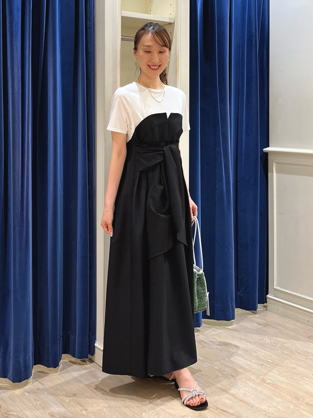 「さらっと晴れやかスナップ、きれいめカジュアル、夏コーデ、ワンピース、ビスチェ、ワンピーススタイル、ワンピースコーデ、モノトーン、お出かけコーデ、ビスチェ風、ロングワンピース、ノーリーズ、リラックススタイル、大人かわいい、白黒」｜「NOLLEY’Sのチェーンレイヤードチョーカー・2（ネックレス、ゴールド系）」を使った、nol ikeoさん（レディース・160cm）の夏コーディネートの8枚目の写真