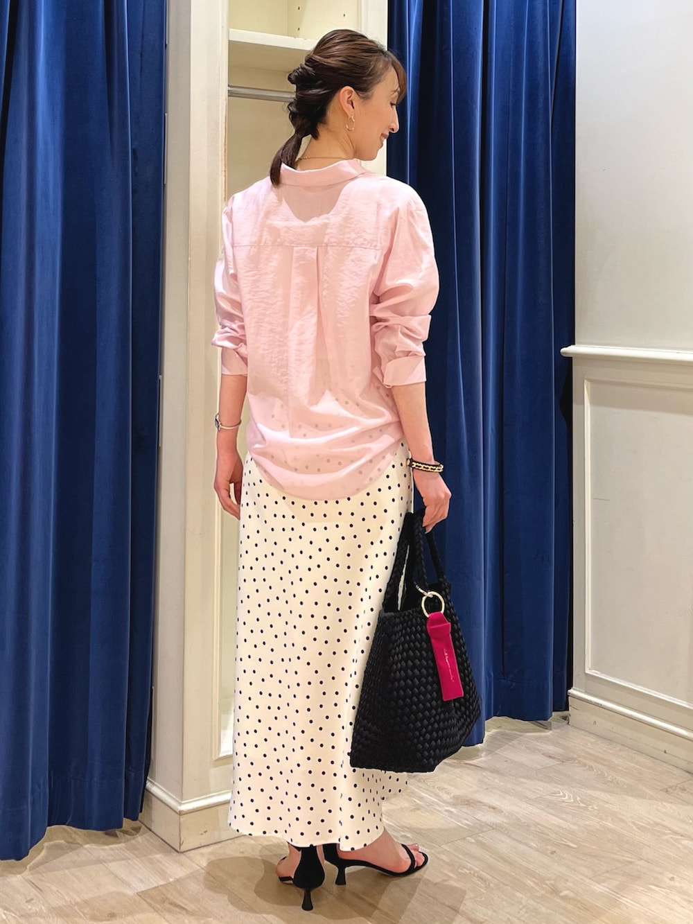 「春色、デートコーデ、お出かけコーデ、シアートップス、セットアップ、春、スカートスタイル、ピンク、ノーリーズ、ロングスカート、ナロースカート、ドット、ドット柄、ドットスカート、シャツ」｜「NOLLEY’S Sophiの2WAYベアテレコタンクトップ（タンクトップ、ホワイト系）」を使った、nol ikeoさん（骨格ウェーブ・レディース・160cm）の春コーディネートの8枚目の写真