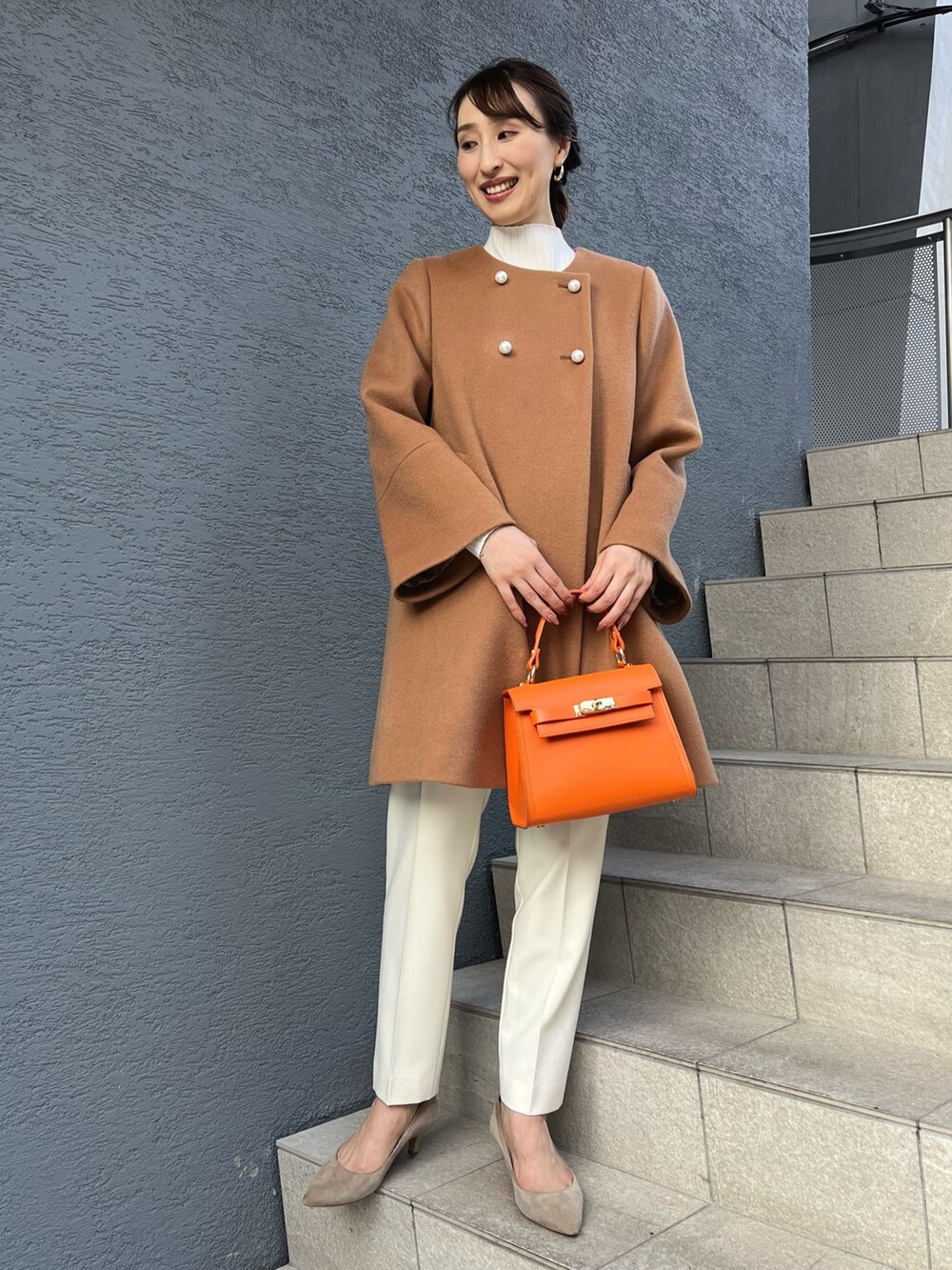 「ファッションを楽しもう、冬コーデ、冬アウター、冬服、パンツスタイル、キレイめ、ノーカラーコート、キャメル、Aライン、パンツコーデ、お出かけコーデ、ノーリーズ、大人かわいい、パール、白パンツ」｜「NOLLEY’Sのサキソニーストレッチパンツ（その他パンツ、ホワイト系）」を使った、nol ikeoさん（レディース・160cm）の秋コーディネートの5枚目の写真