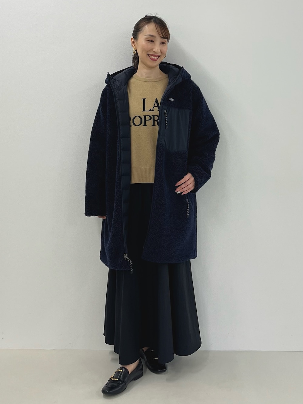 「ロングスカート、おでかけコーデ、秋冬コーデ、ロゴ、ロゴニット、ダウン、ボア、リバーシブル、きれいめカジュアル、大人カジュアル、TAION、アウター、ノーリーズ、スカート、マキシスカート」｜「TAIONの◇【WEB限定】【TAION/タイオン】別注ボア×ダウンフードコート(リバーシブル)（ダウンジャケット/コート、ブルー系）」を使った、nol ikeoさん（レディース・160cm）の秋コーディネートの2枚目の写真